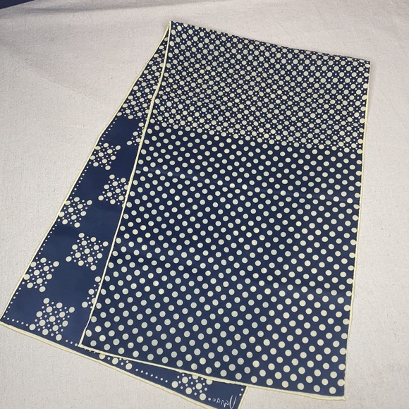 Vera Scarf - Picture 3 of 7